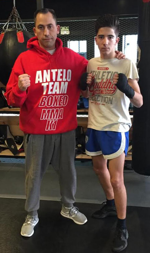 El líder provisional de la Liga Gallega Infantil de Boxeo de Formas en la categoría 15 / 16 años Noel Maceira, posa con su entrenador José Antelo en las instalaciones del CAMM Milladoiro. Cedida