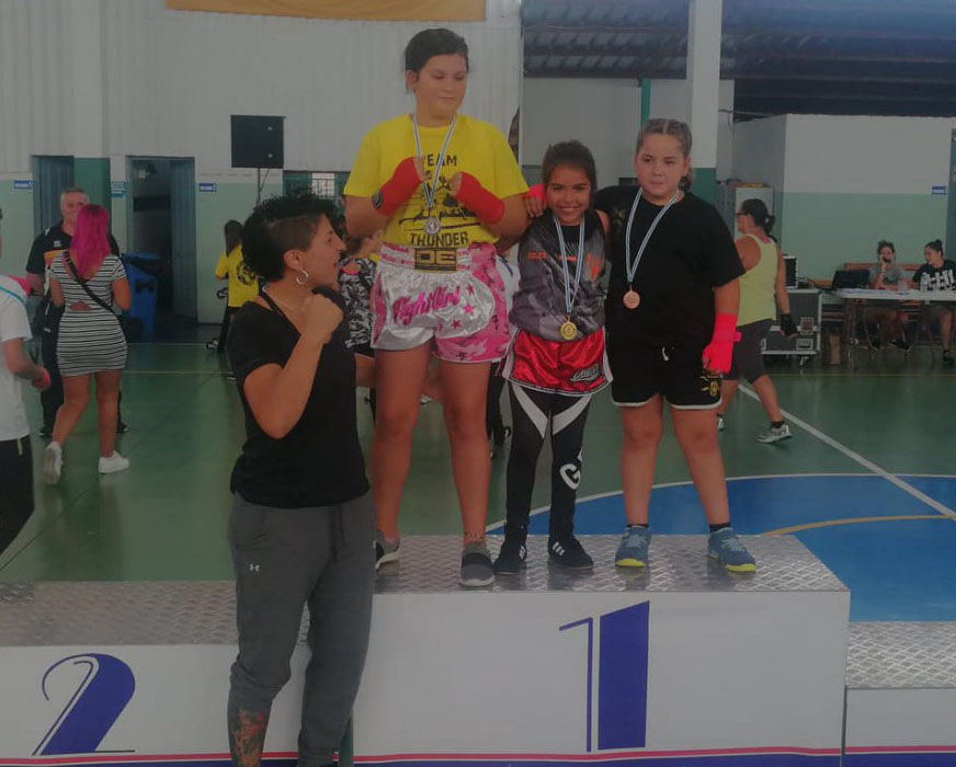 Alejandra Martinez se mantiene en el liderato de su categoría desde el inicio de la Liga Infantil de Boxeo. En la imagen con sus colegas del podio en Marín y la aspirante al europeo Miriam Gutierrez. Cedida.