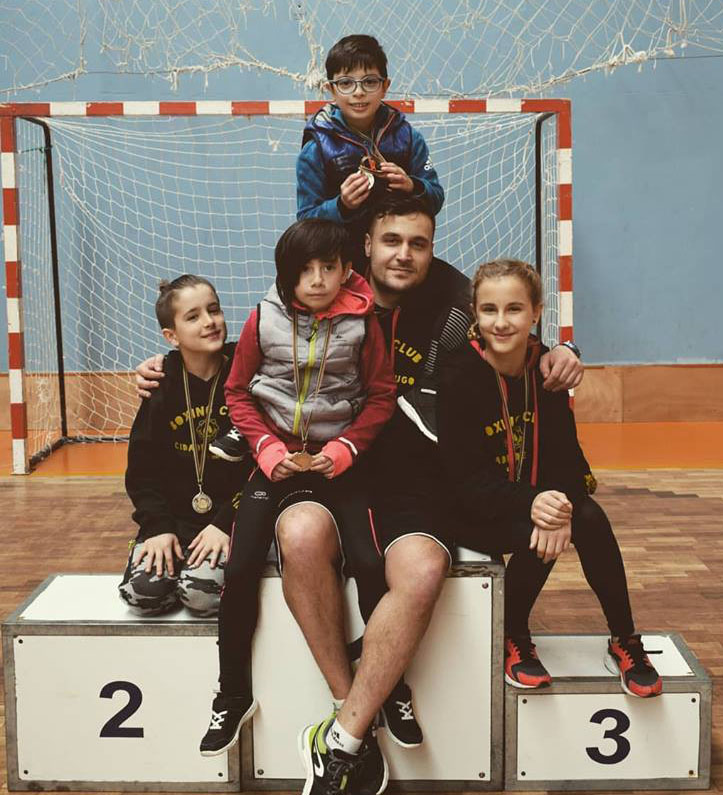 José Luis Álvarez, del Club Boxing Cidade de Lugo organizador del certamen, con parte de sus jóvenes alumnos. foto web.