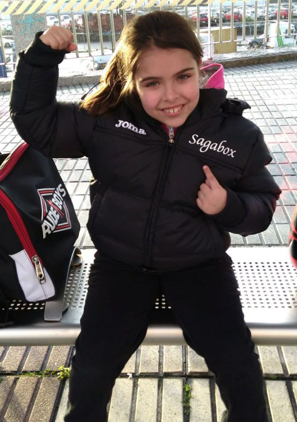 Alejandra martínez Salgueirocursa 4º de Pimaria en el Lope de Vega. Practica Boxeo de Formas con el Deportivo Sagabox y estudia música y piano en la Academia Amadeus. Cedida