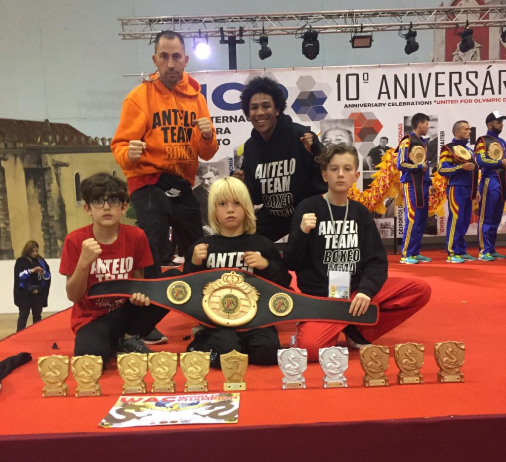 Jsoé Antelo posa con sus pupilos Marquez, Sanmartín, Antelo AA y Pombo, junto con los trofeos que engrosarán las vitrinas del club compostelano. Cedida