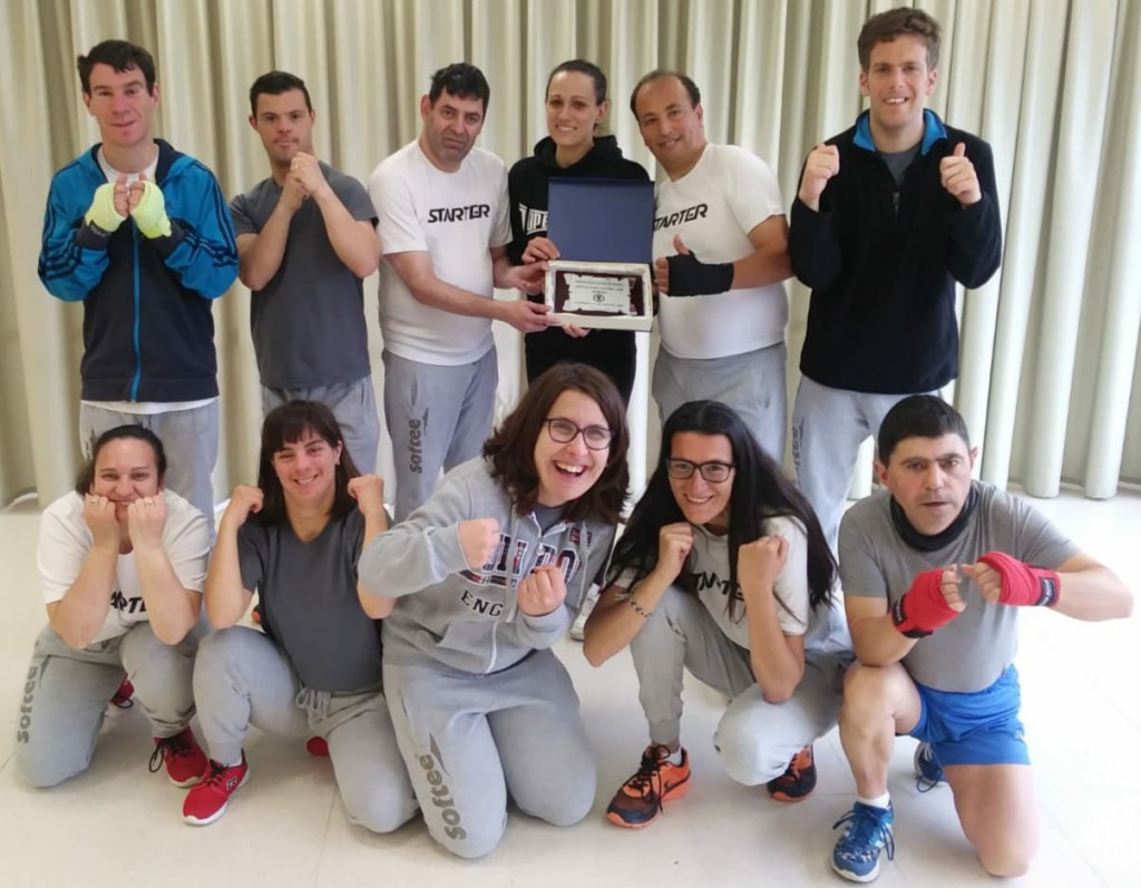 Los componentes del Equipo de Boxeo de la ASOCIACIÓN AMBAR, posan con el galardón concedido por la FGB , en reconocimiento como Primer Equipo de Boxeo de personas con discapacidad funcional. Foto cedida por Israel Benítez.