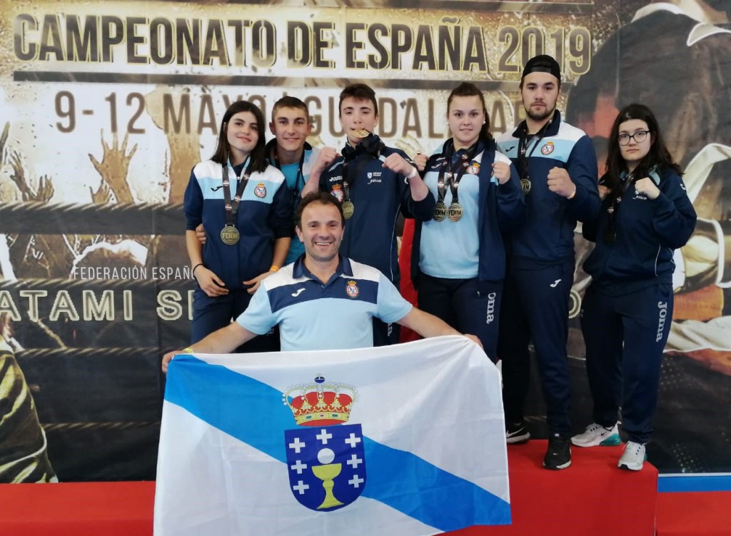 Representates gallegos de la Escuela Ayude en los Campeonatos de España, con su entrenador al frente. cedida