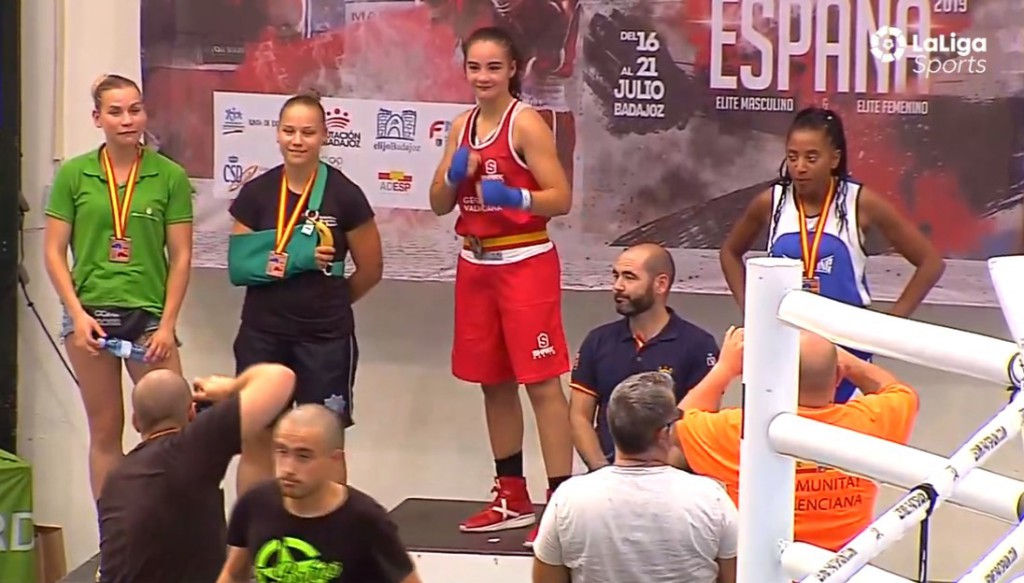 Instantánea de la transmisión realizada por LaLiga Sports del podio mde la división 64 kilos femenina. Estefania ocupa el segundo cajón