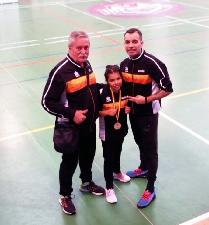 Alejandra Martínez Salgueiro Subcampeona de España de Formas de Boxeo. Le acompañan su progenitor Juan Simón Martínez y el director técnico del Sagabox Rafa Gil, quienes han cedido la imagen.
