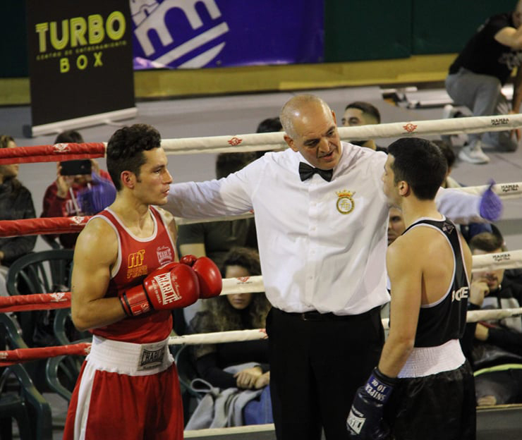 Luis Arturo Vene, en los prolegómenos de su combate frente al luso José Lima, atendiendo las indicaciones del director de combate Vilas carrillo. Foto cedida por Vene.