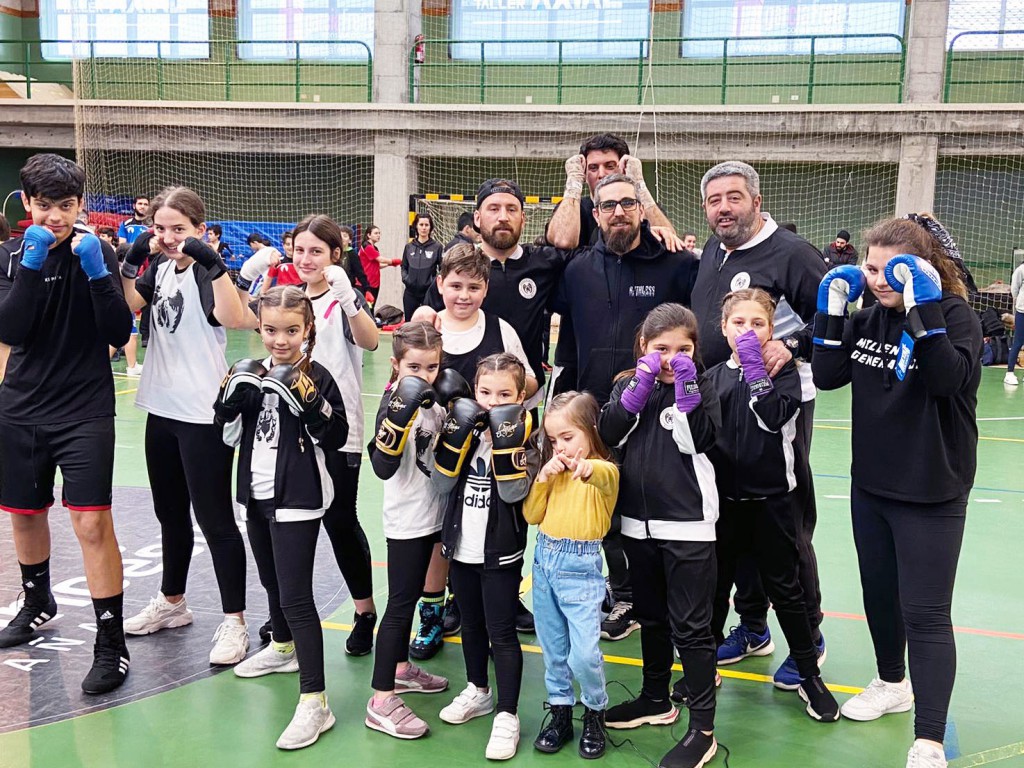 La III Jornada del la Liga Infantil Gallega de formas de Boxeo contó con la participación de 12 clubes gallegos. En la imagen el equipo de boxeo base del Ludus Box Artabrum de Coruña. Foto cedida por Eloy Figueira.